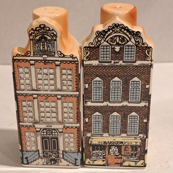 Vintage porcelain salt and pepper shakers  kitchen décor gift idea - Picture 1 of 10